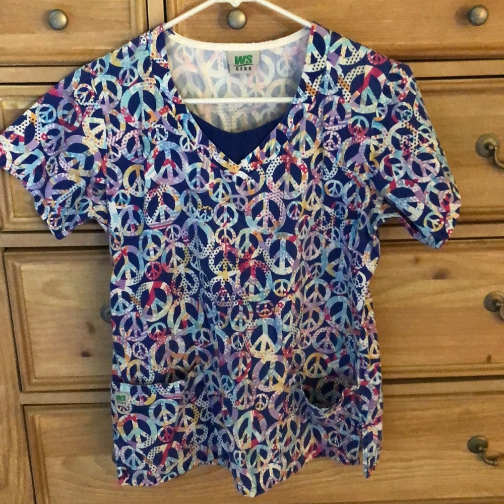 ☮️ Scrubs top size small with peace sign design